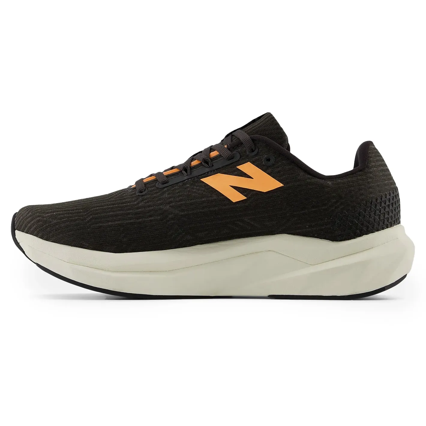 Tênis New Balance FuelCell Propel V5 vista lateral esquerda mostrando detalhes do cabedal e entressola
